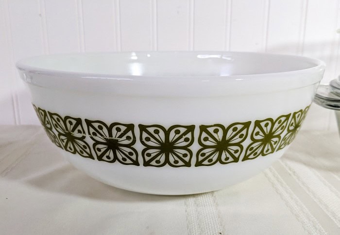 313. (2) Pyrex Bowls, Anchor Hocking Bowl w/ Lid + Green Flower Pyrex Bowl - Image 2