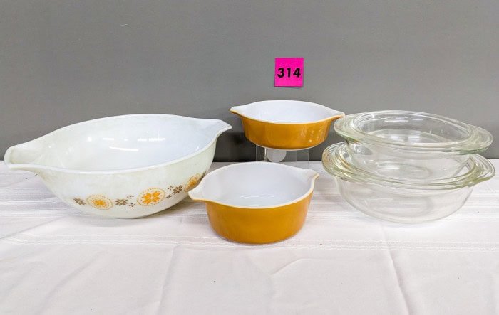 314. Pyrex Bowl, (2) Sm. Pyrex Bowls w/ Lids + (2) Covered Dishes