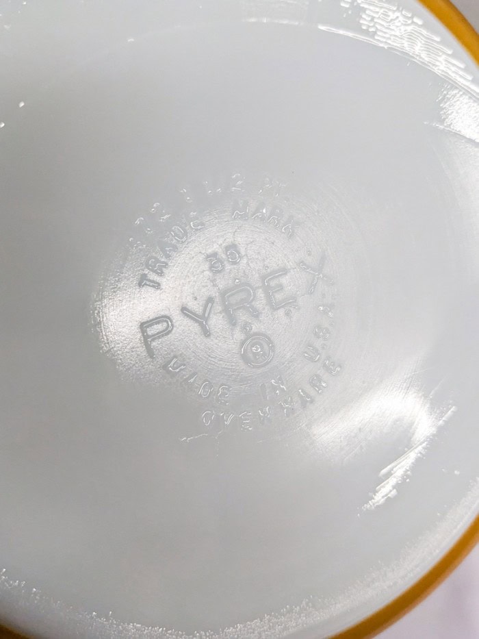 314. Pyrex Bowl, (2) Sm. Pyrex Bowls w/ Lids + (2) Covered Dishes - Image 5