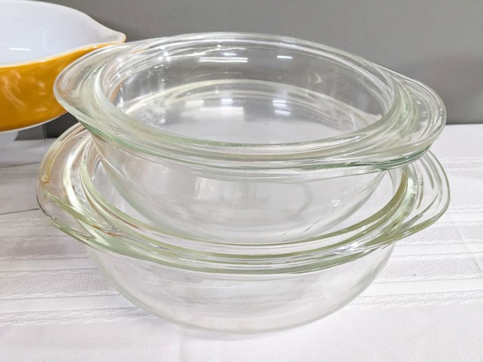 314. Pyrex Bowl, (2) Sm. Pyrex Bowls w/ Lids + (2) Covered Dishes - Image 6