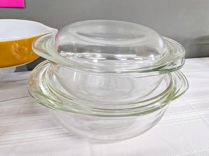 314. Pyrex Bowl, (2) Sm. Pyrex Bowls w/ Lids + (2) Covered Dishes - Image 7