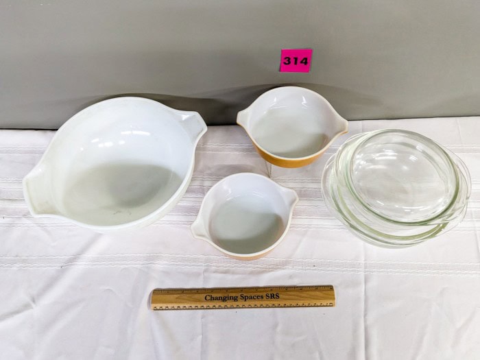 314. Pyrex Bowl, (2) Sm. Pyrex Bowls w/ Lids + (2) Covered Dishes - Image 8