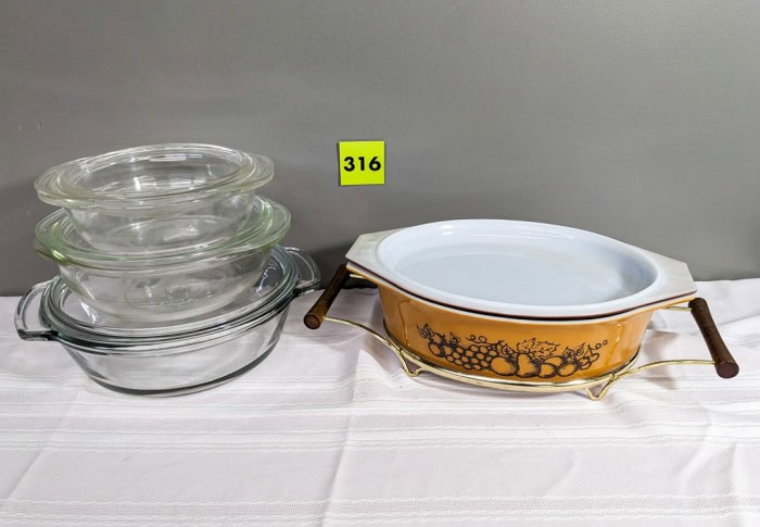 316. Pyrex Casserole w/ Carrier + (3) Clear Pyrex Bowls