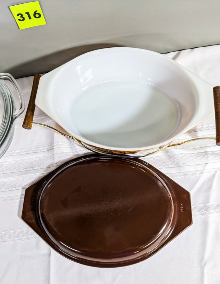 316. Pyrex Casserole w/ Carrier + (3) Clear Pyrex Bowls - Image 4