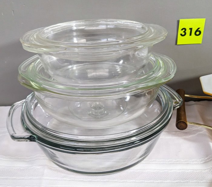 316. Pyrex Casserole w/ Carrier + (3) Clear Pyrex Bowls - Image 3