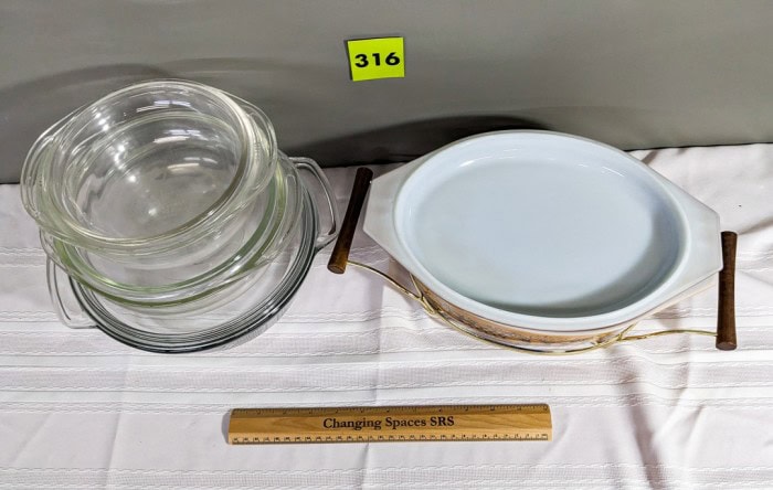 316. Pyrex Casserole w/ Carrier + (3) Clear Pyrex Bowls - Image 6