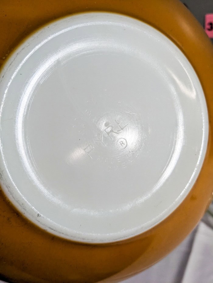 324. (2) Pyrex Brown Bowls, Clear Pyrex Bowls - Image 4