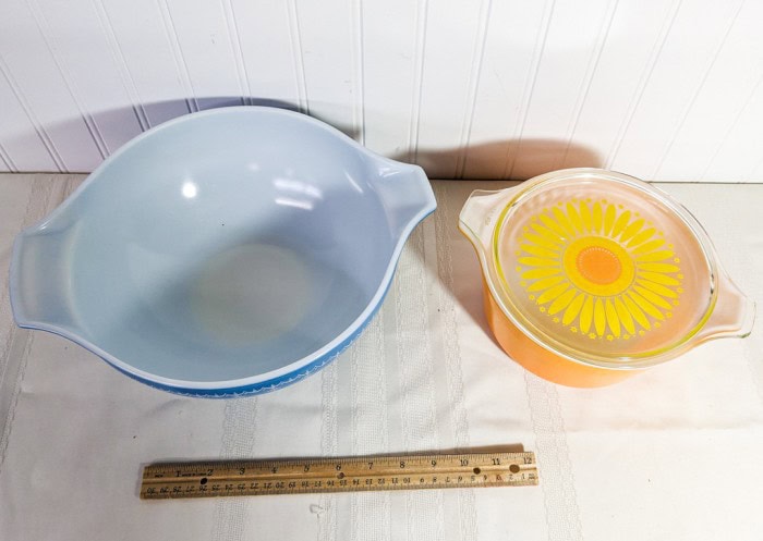 325. Pyrex Blue Bowl and Sunflower Pyrex Bowl w/ Lid - Image 8