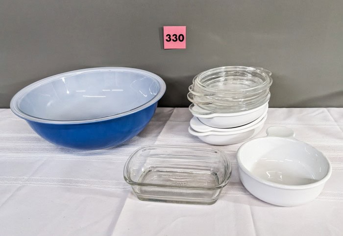 330. Pyrex Blue Bowl, (3) Pyrex Dishes w/ Lids