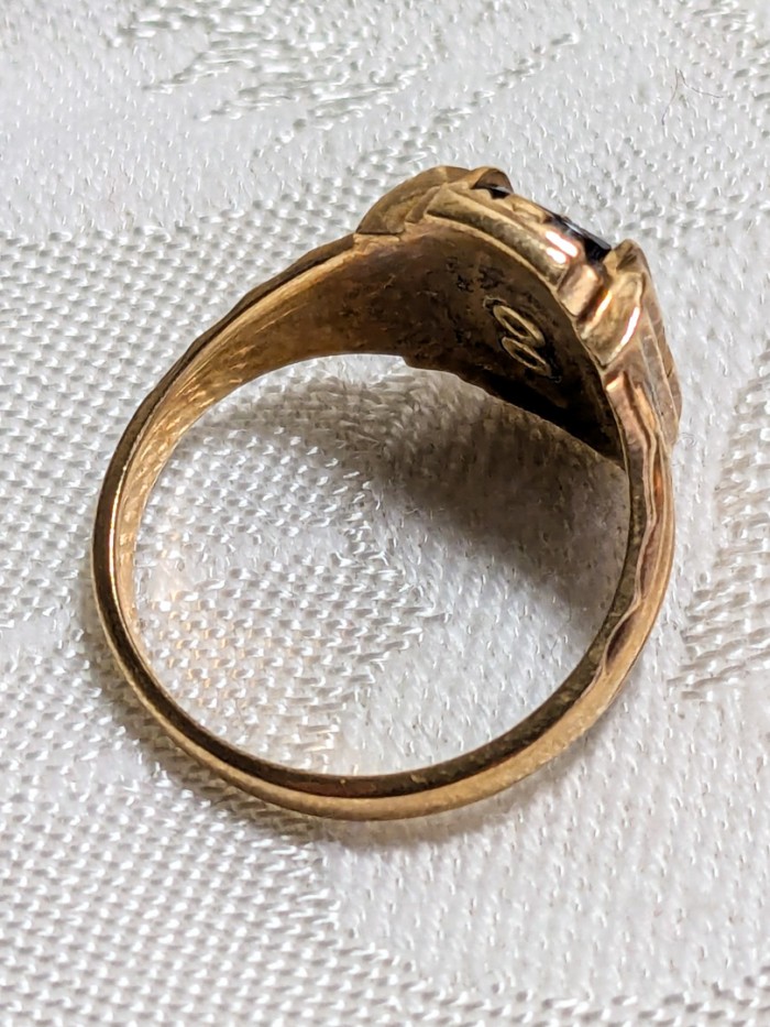 206. 10K Gold Ring - Size 6 - Image 4