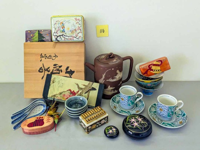 116. Teapot, (2) Teacups/Saucers, (4) Bowls, Tea Box + Decor - Image 11