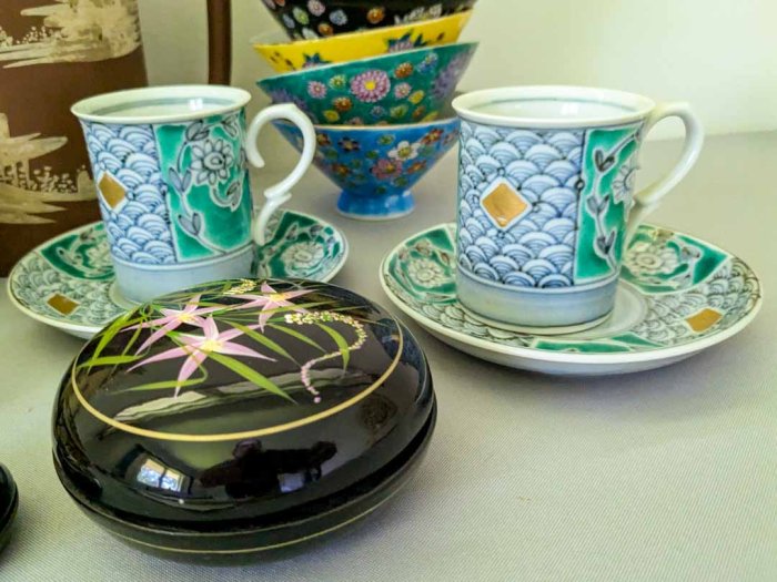 116. Teapot, (2) Teacups/Saucers, (4) Bowls, Tea Box + Decor - Image 2