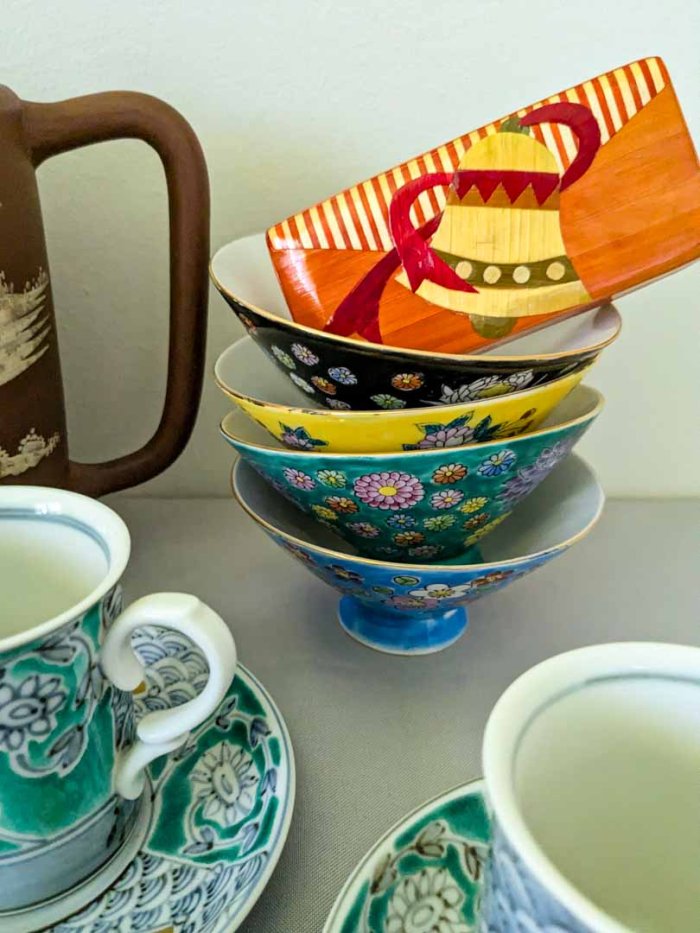 116. Teapot, (2) Teacups/Saucers, (4) Bowls, Tea Box + Decor - Image 3
