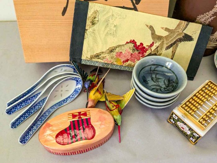 116. Teapot, (2) Teacups/Saucers, (4) Bowls, Tea Box + Decor - Image 6