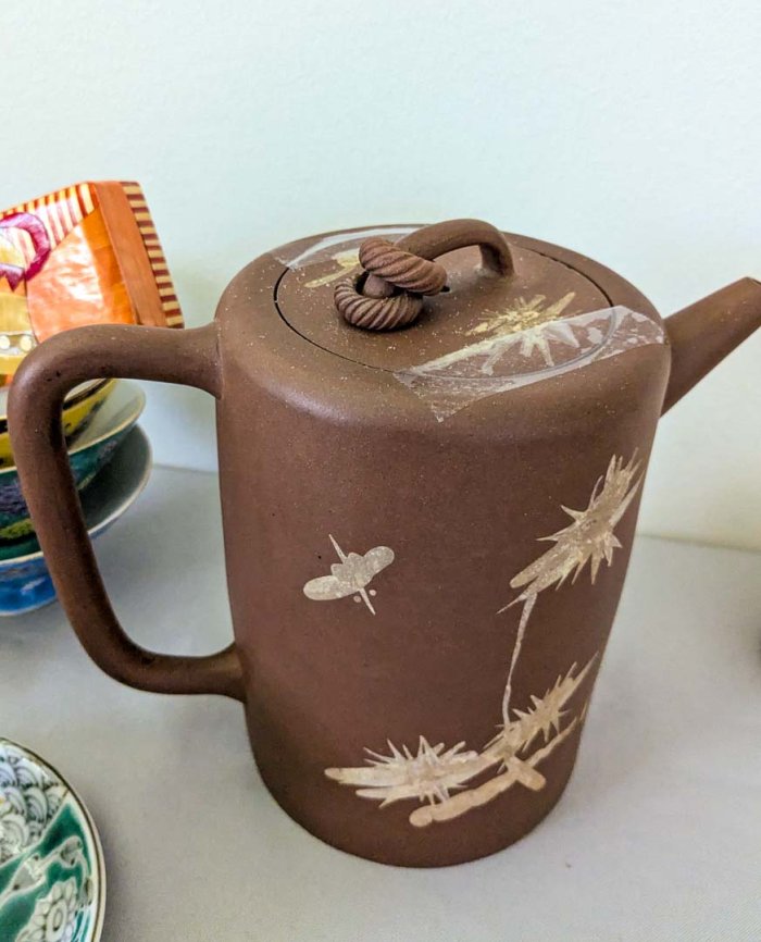 116. Teapot, (2) Teacups/Saucers, (4) Bowls, Tea Box + Decor - Image 9