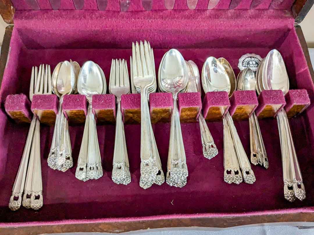 133. Rogers Silverplate Eternally Yours Flatware - (12) Knives, (12) Soup Spoons, (14) Dinner Forks, (10) Salad Forks, (24) Spoons + (17) Serving Pcs. - Image 7