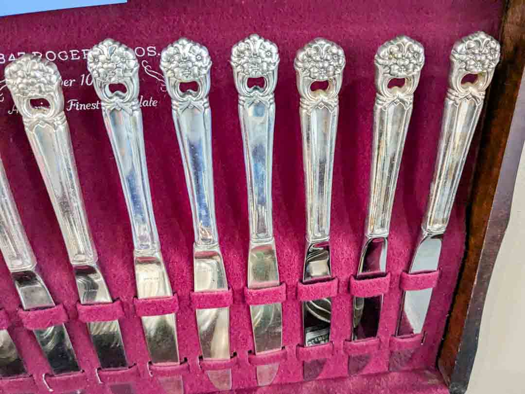 133. Rogers Silverplate Eternally Yours Flatware - (12) Knives, (12) Soup Spoons, (14) Dinner Forks, (10) Salad Forks, (24) Spoons + (17) Serving Pcs. - Image 8