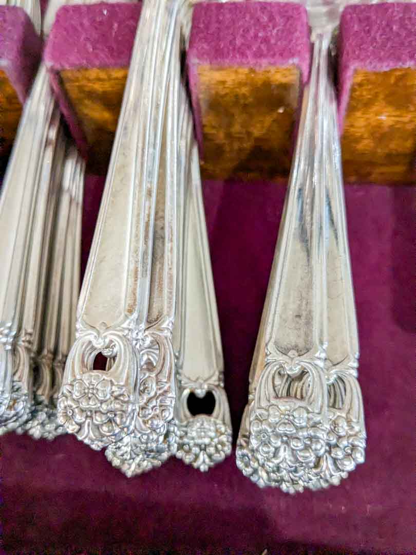 133. Rogers Silverplate Eternally Yours Flatware - (12) Knives, (12) Soup Spoons, (14) Dinner Forks, (10) Salad Forks, (24) Spoons + (17) Serving Pcs. - Image 3