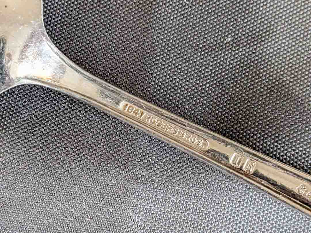 133. Rogers Silverplate Eternally Yours Flatware - (12) Knives, (12) Soup Spoons, (14) Dinner Forks, (10) Salad Forks, (24) Spoons + (17) Serving Pcs. - Image 4