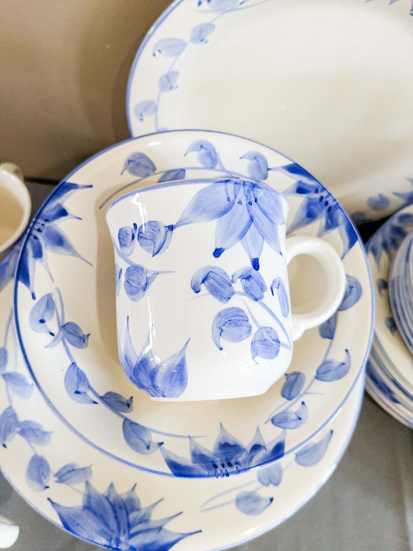 293. Blue + White Dishes - (8) Dinner Plates, (8) Salad Plates, (8) Bowls, (8) Mugs/Saucers - Image 2