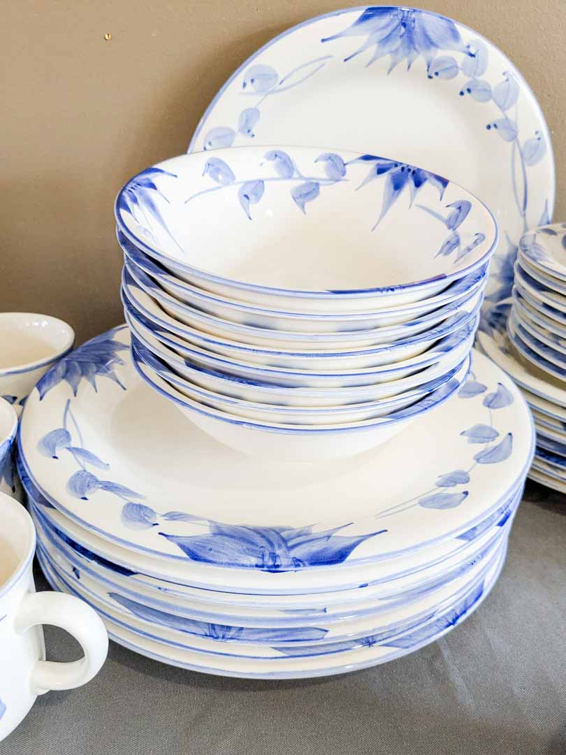 293. Blue + White Dishes - (8) Dinner Plates, (8) Salad Plates, (8) Bowls, (8) Mugs/Saucers - Image 4