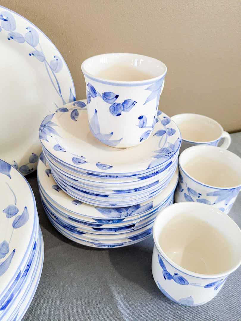 293. Blue + White Dishes - (8) Dinner Plates, (8) Salad Plates, (8) Bowls, (8) Mugs/Saucers - Image 7