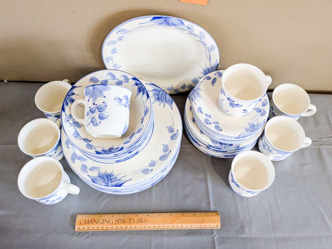 293. Blue + White Dishes - (8) Dinner Plates, (8) Salad Plates, (8) Bowls, (8) Mugs/Saucers - Image 8