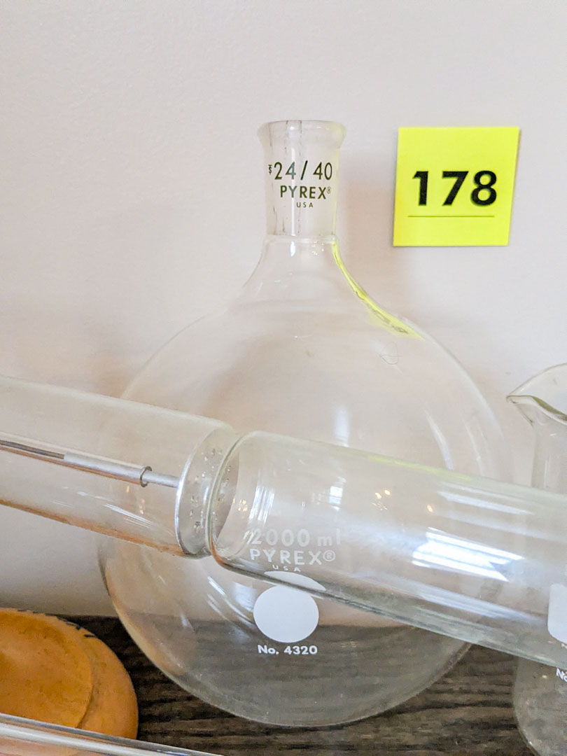 178. Pyrex Beakers + Lab Equipment - Image 4