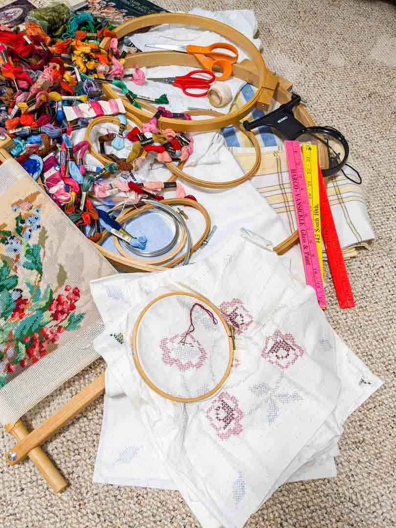 158. Embroidery Floss, Needlework Projects, Vintage Linens + Notions - Image 3