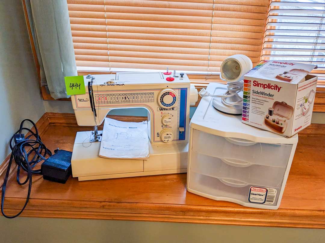 444. White Sewing Machine, Light, Side Winder + Organizer