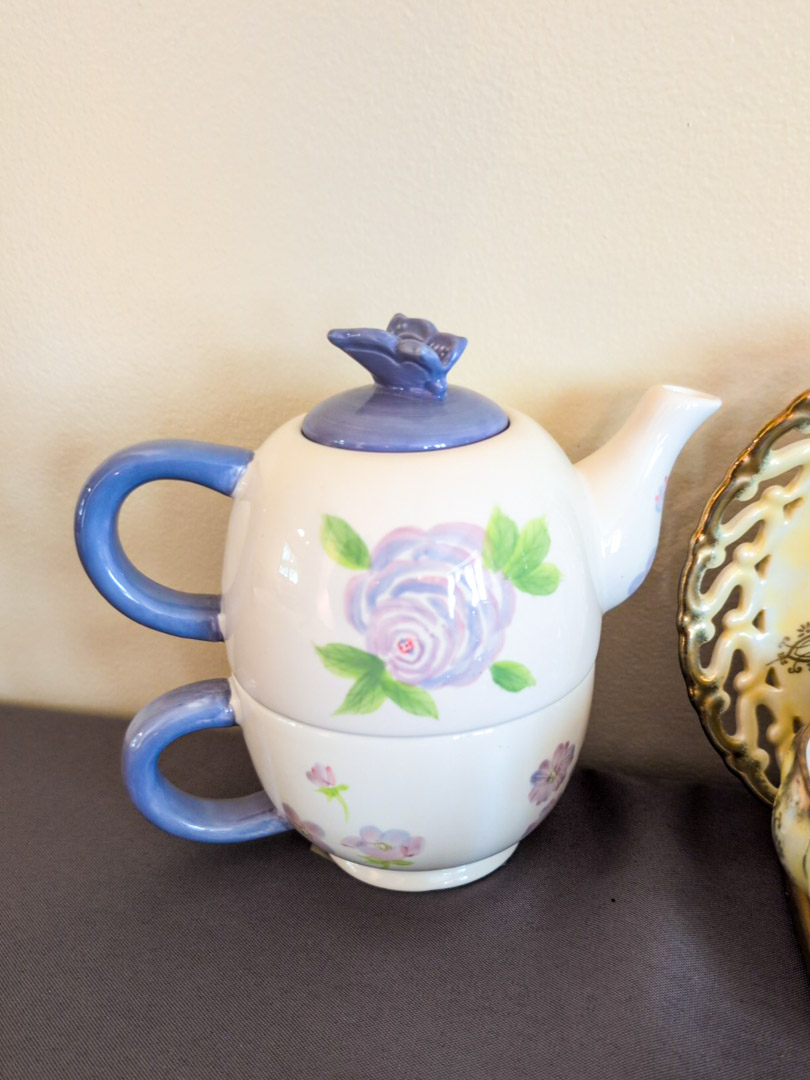 18. (6) Teacups/Saucers + Decor - Image 4