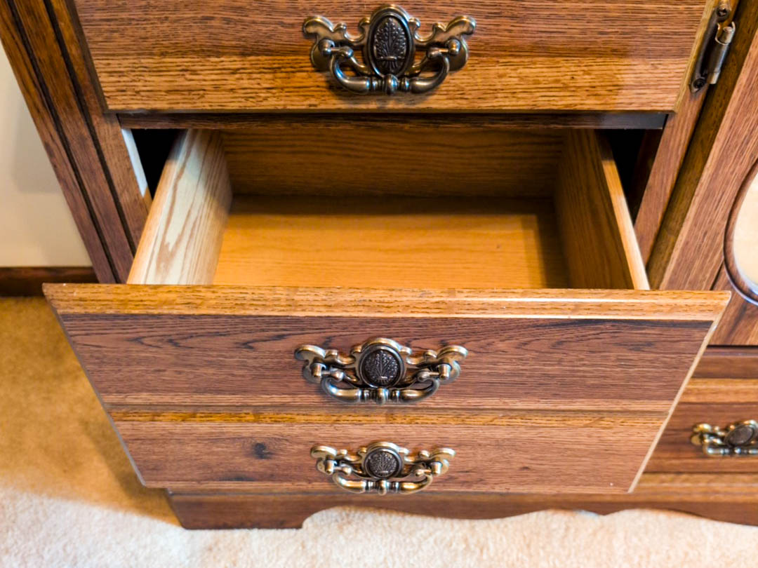 34. Dresser - Image 8