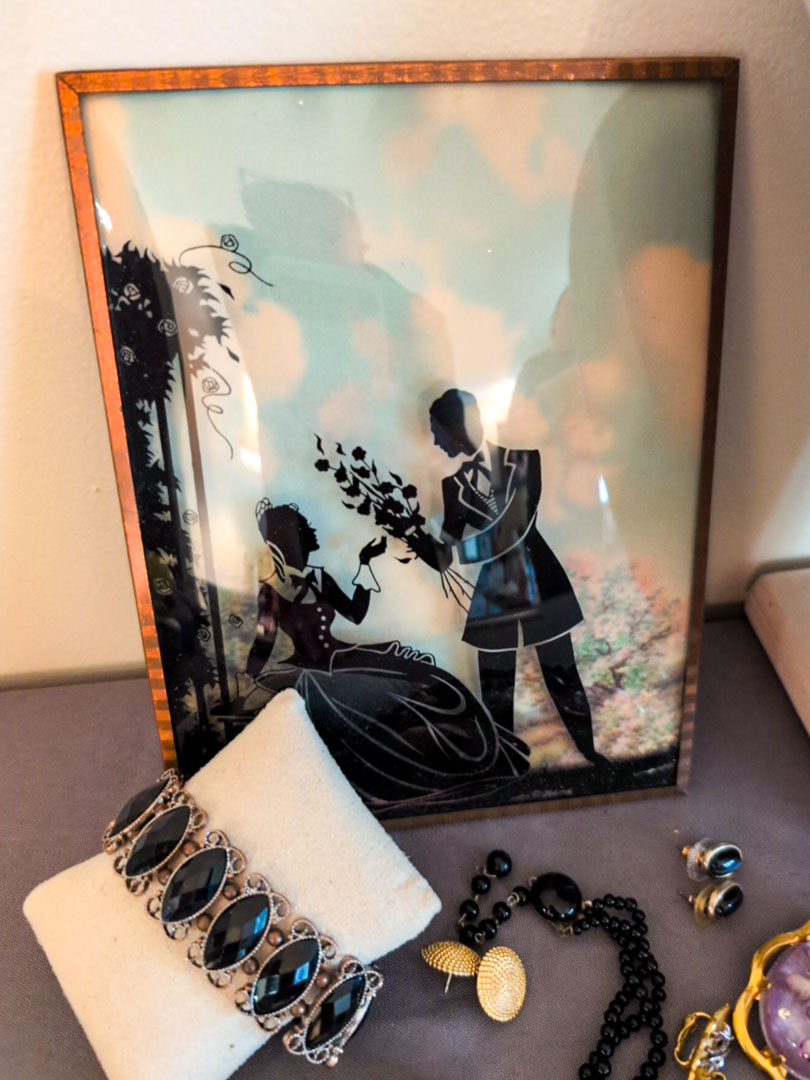 122. (2) Silhouettes, (6) Necklaces, (13) Earrings, (2) Bracelets, Ring + (2) Brooches - Image 7