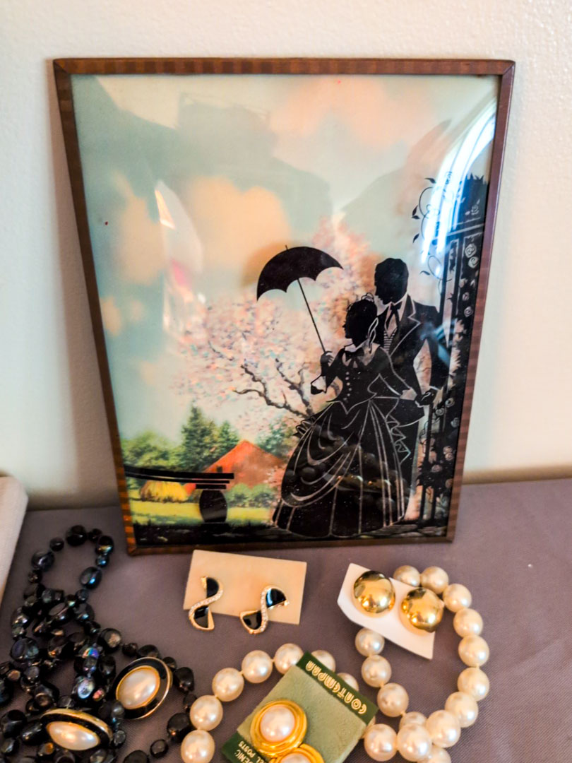 122. (2) Silhouettes, (6) Necklaces, (13) Earrings, (2) Bracelets, Ring + (2) Brooches - Image 2
