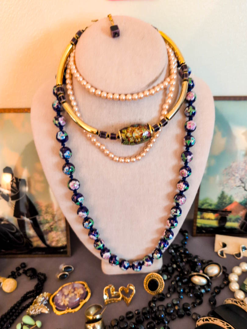 122. (2) Silhouettes, (6) Necklaces, (13) Earrings, (2) Bracelets, Ring + (2) Brooches - Image 3