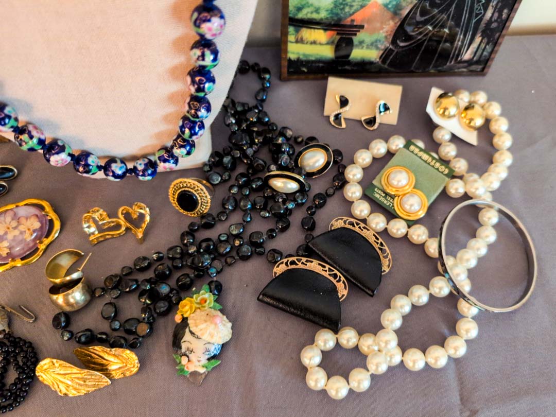 122. (2) Silhouettes, (6) Necklaces, (13) Earrings, (2) Bracelets, Ring + (2) Brooches - Image 5
