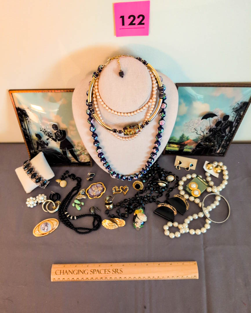 122. (2) Silhouettes, (6) Necklaces, (13) Earrings, (2) Bracelets, Ring + (2) Brooches - Image 6
