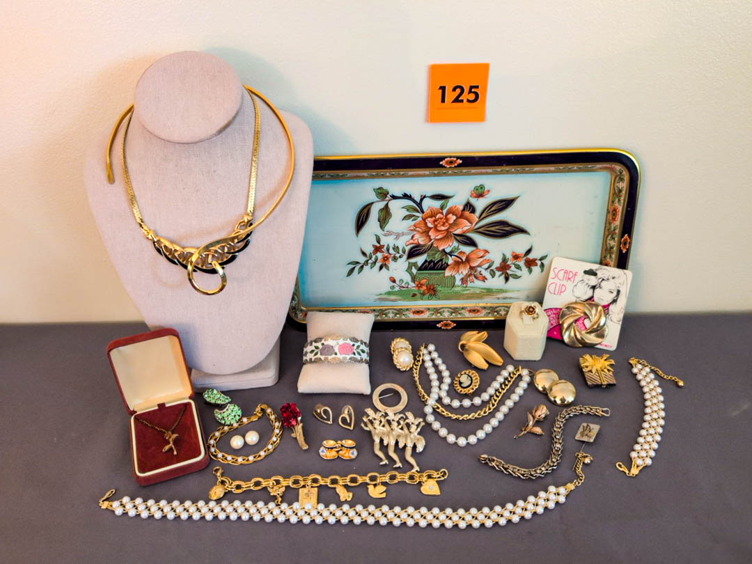 125. (4) Necklaces, (5) Bracelets, (6) Earrings, (6) Brooches, Ring + Tray