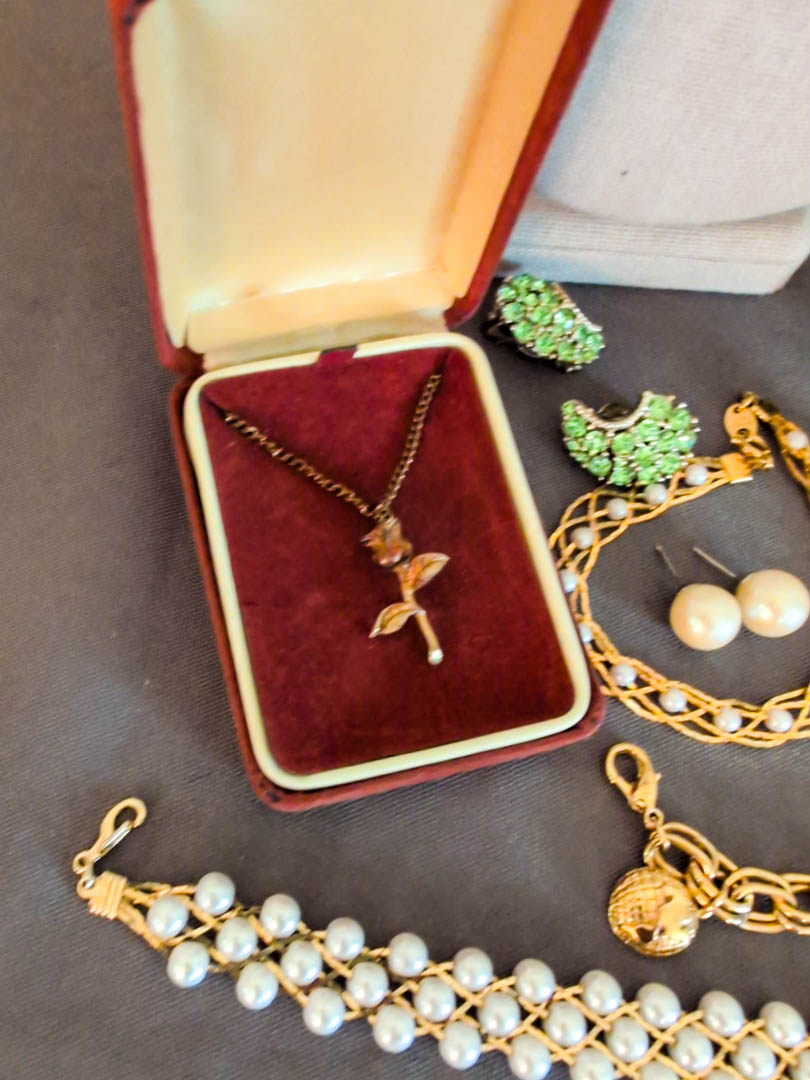 125. (4) Necklaces, (5) Bracelets, (6) Earrings, (6) Brooches, Ring + Tray - Image 8
