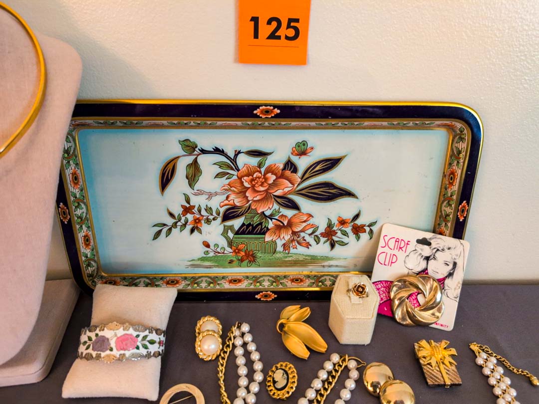 125. (4) Necklaces, (5) Bracelets, (6) Earrings, (6) Brooches, Ring + Tray - Image 2