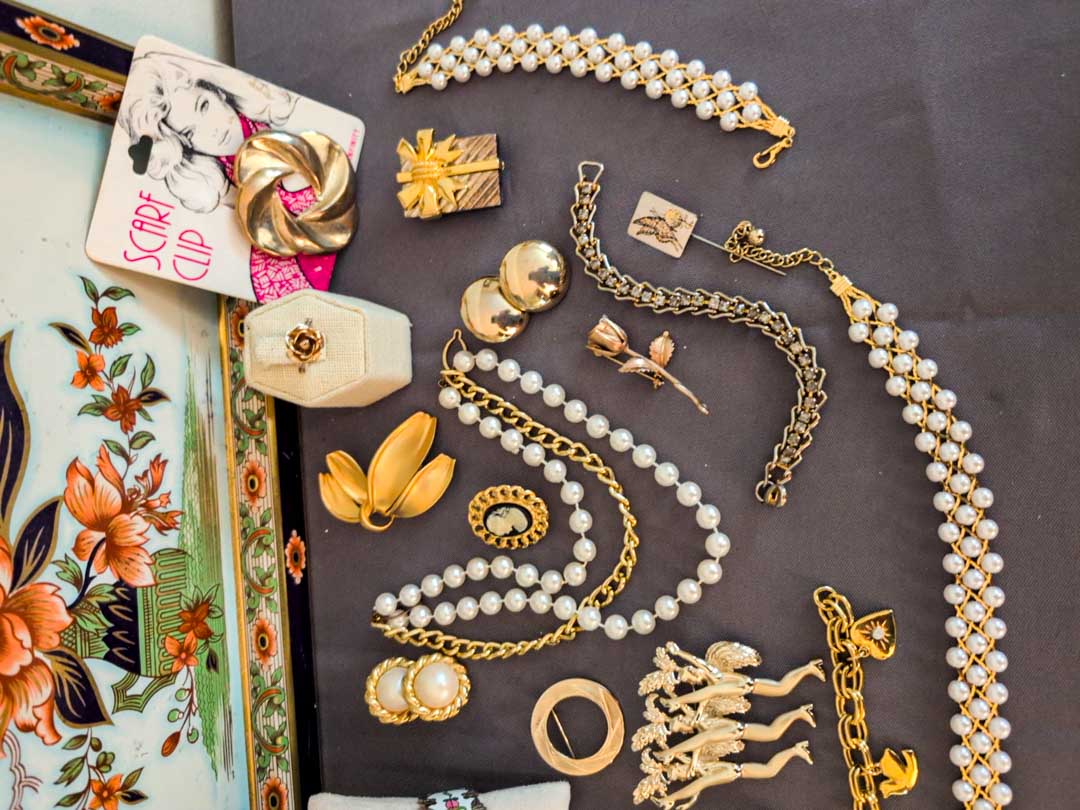 125. (4) Necklaces, (5) Bracelets, (6) Earrings, (6) Brooches, Ring + Tray - Image 3