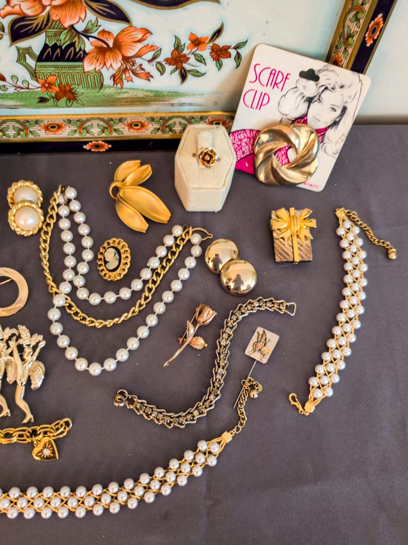 125. (4) Necklaces, (5) Bracelets, (6) Earrings, (6) Brooches, Ring + Tray - Image 4