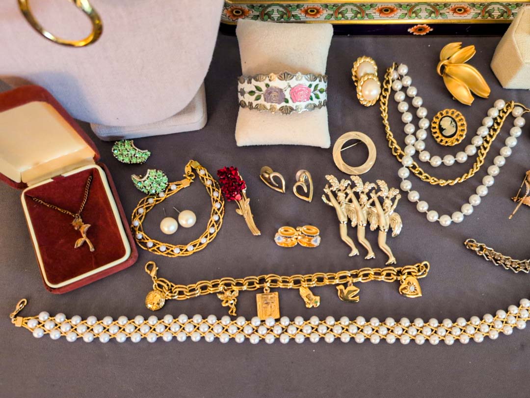 125. (4) Necklaces, (5) Bracelets, (6) Earrings, (6) Brooches, Ring + Tray - Image 5