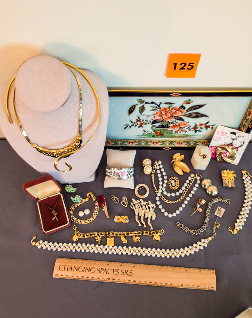 125. (4) Necklaces, (5) Bracelets, (6) Earrings, (6) Brooches, Ring + Tray - Image 6