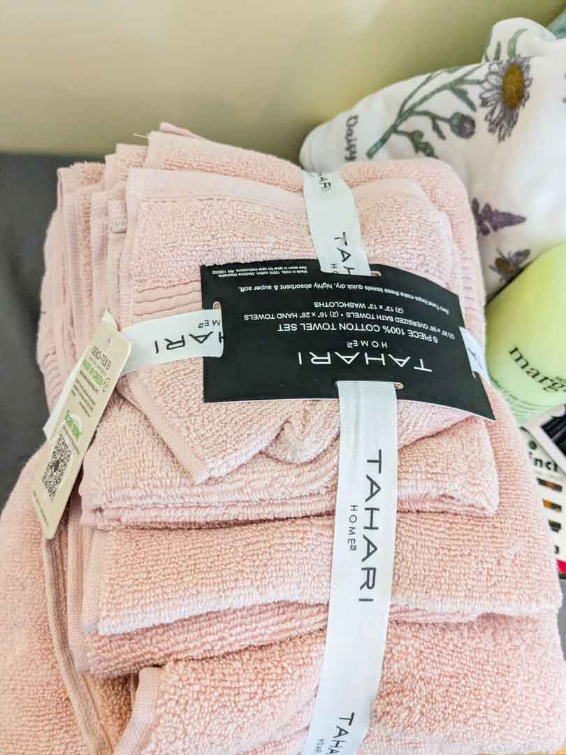449. (NEW) Towels, Hair Accessories, My Pillow + Bath Gel - Image 4
