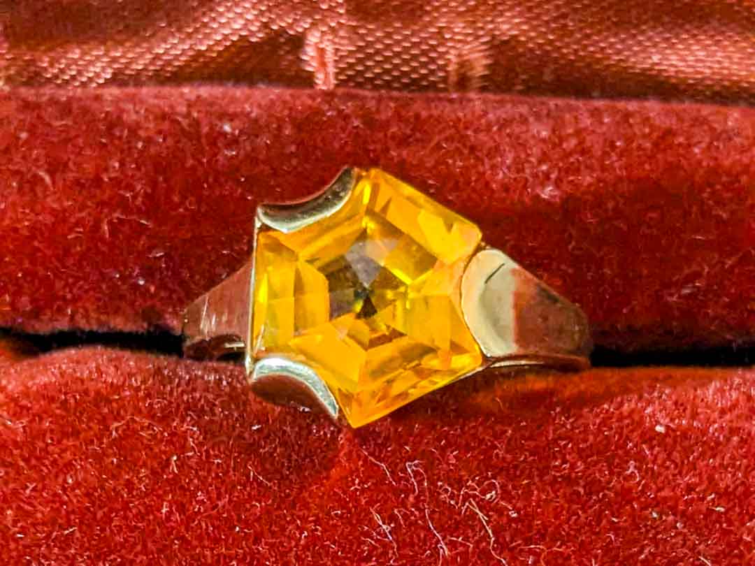 212. 10K Gold Ring - Size 6.5 - Image 2