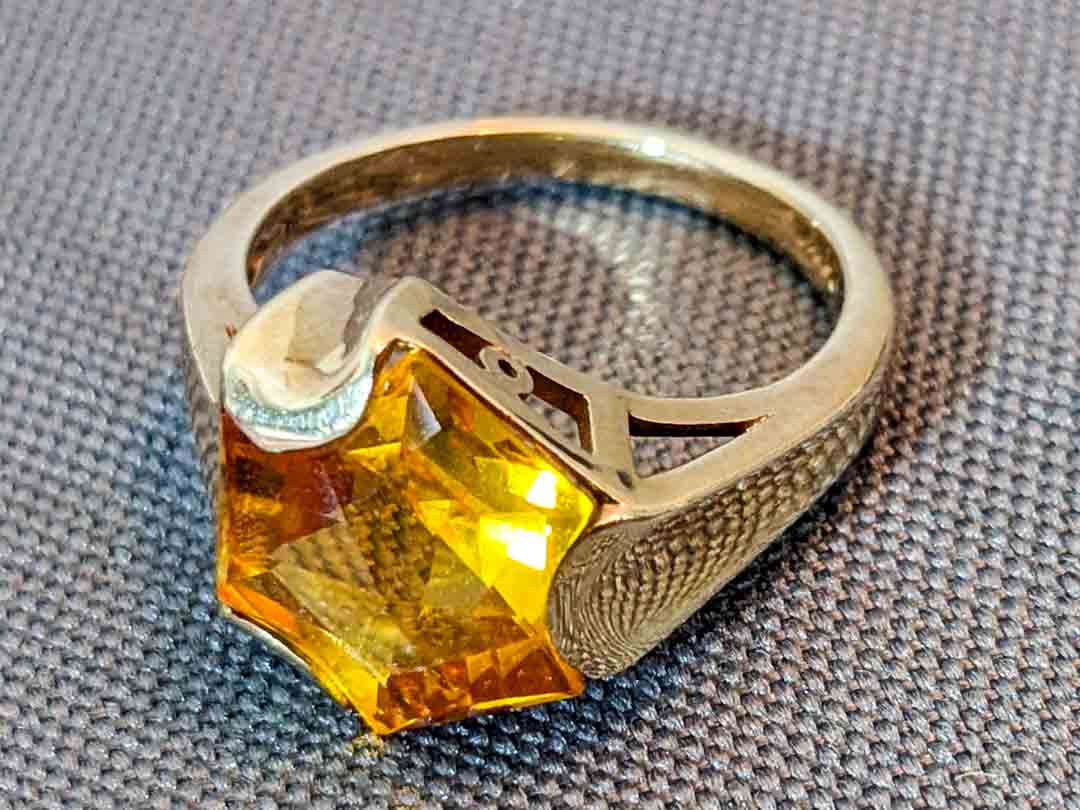 212. 10K Gold Ring - Size 6.5 - Image 3