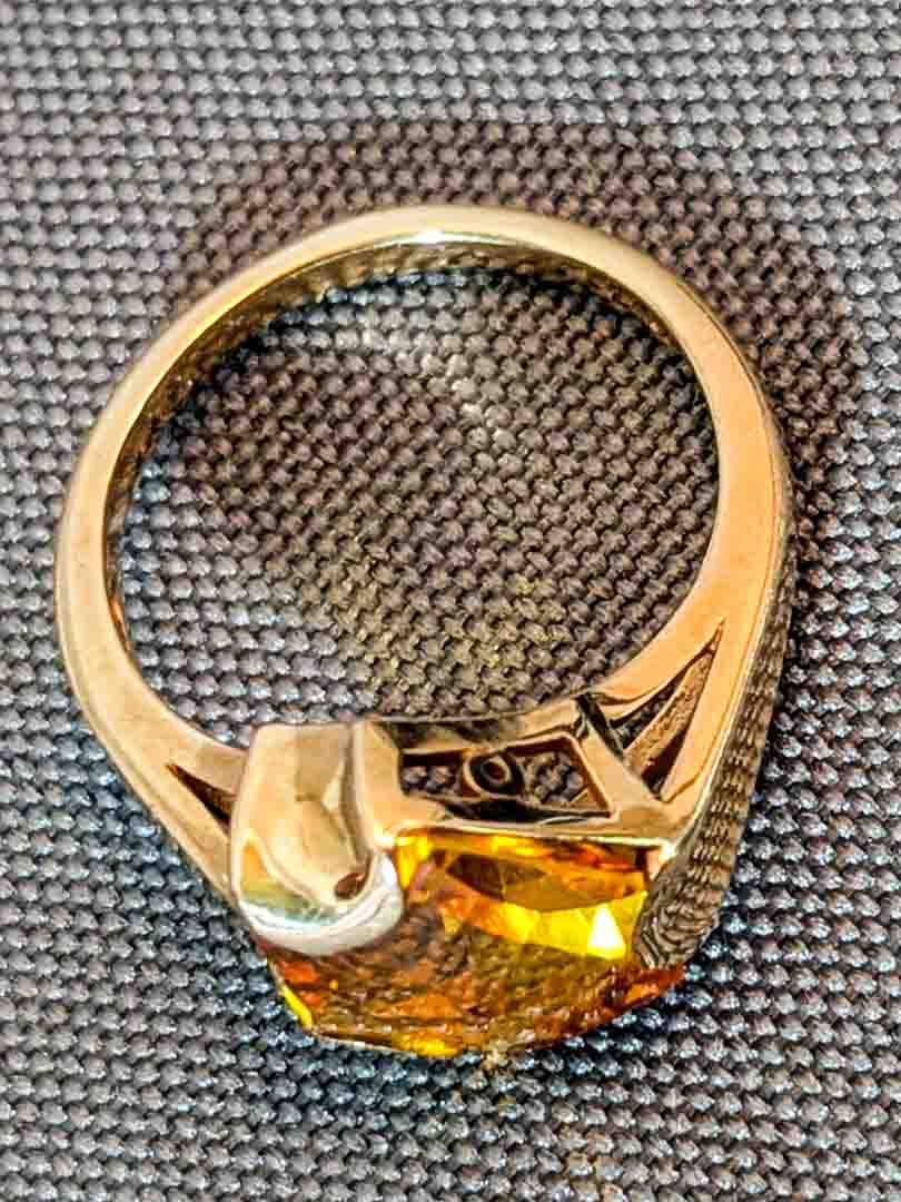 212. 10K Gold Ring - Size 6.5 - Image 4