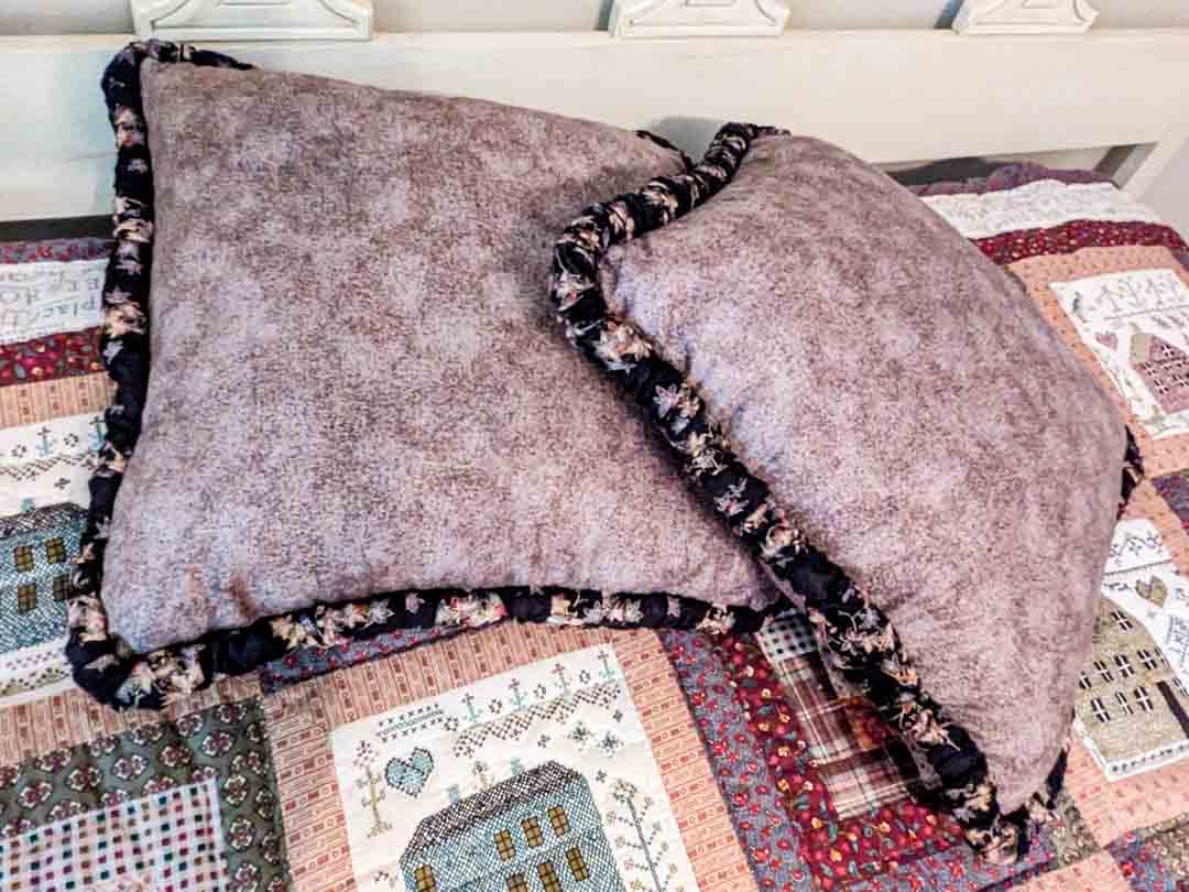 47. Quilt + (2) Pillows - Image 4