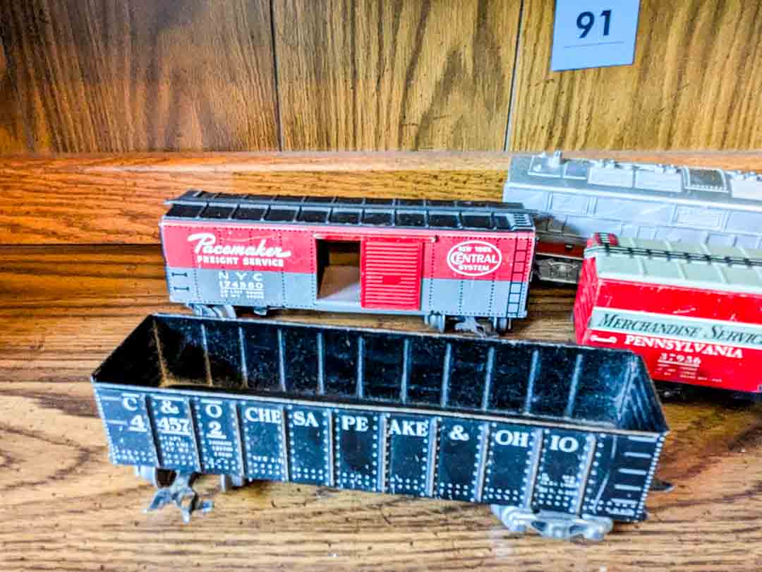 91. (4) Train Cars + Metal Car Bank - Image 6
